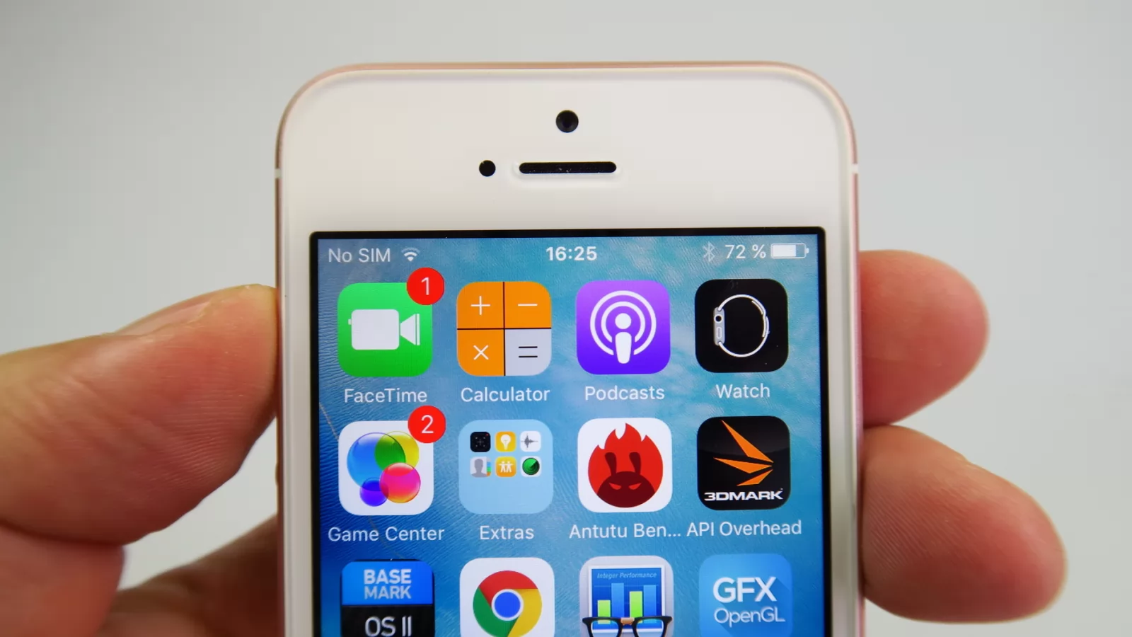 iPhone SE: Display luminos, dar nu în totalitate...