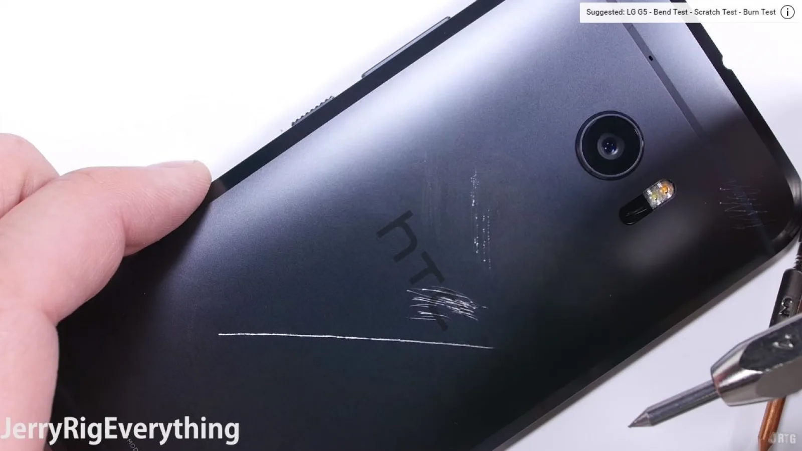 HTC 10 trece prin teste de durabilitate: ars, zgâriat şi îndoit; S-a descurcat mai mult decât onorabil! (Video)