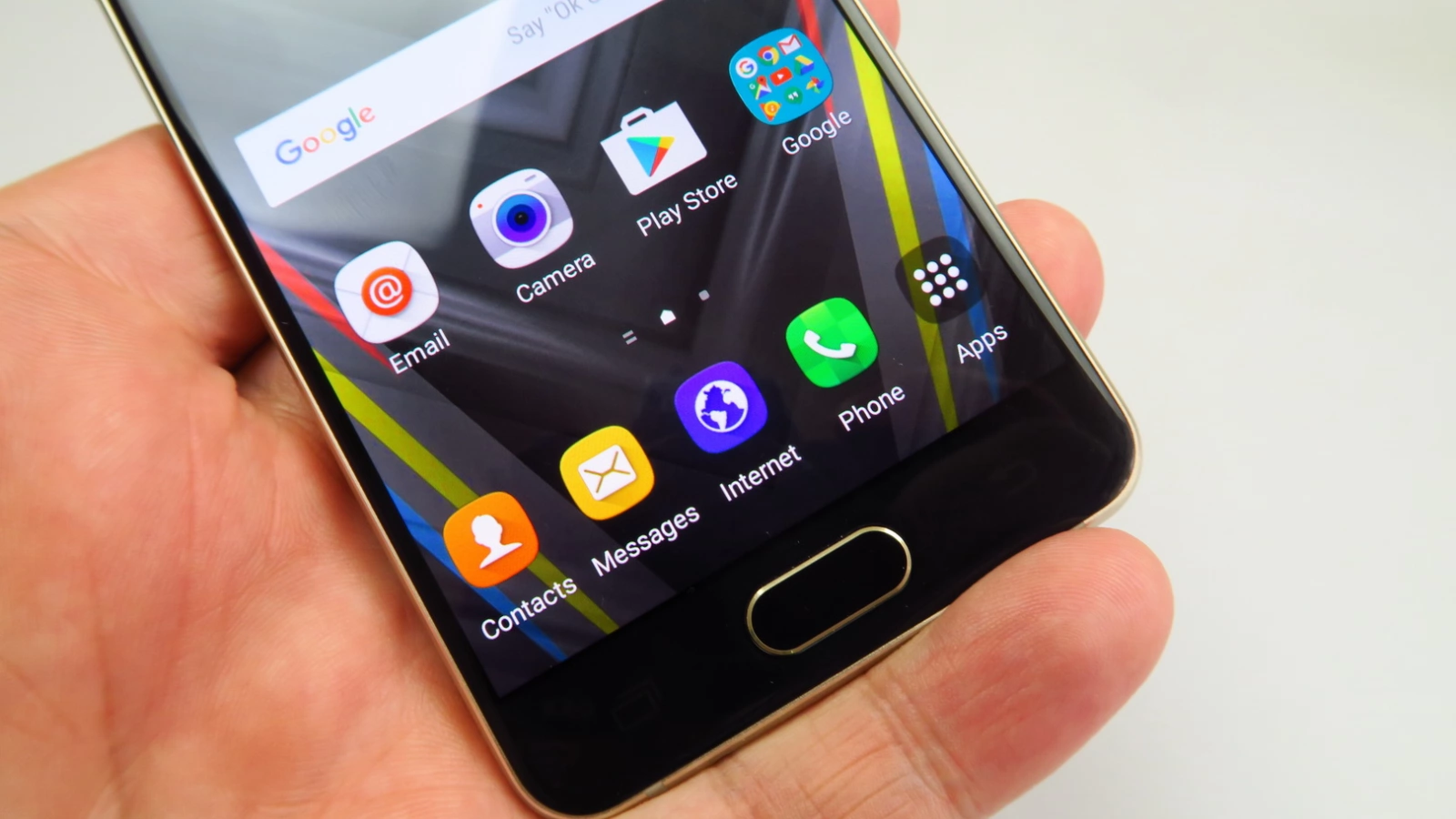 Samsung Galaxy A3 (2016): OS, UI, aplicaţii pe bază de Lollipop şi TouchWiz