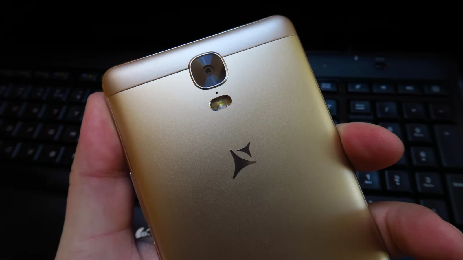 Allview P8 Energy Pro: Camera cu blitz excelent, culori bune, expunere grăbită
