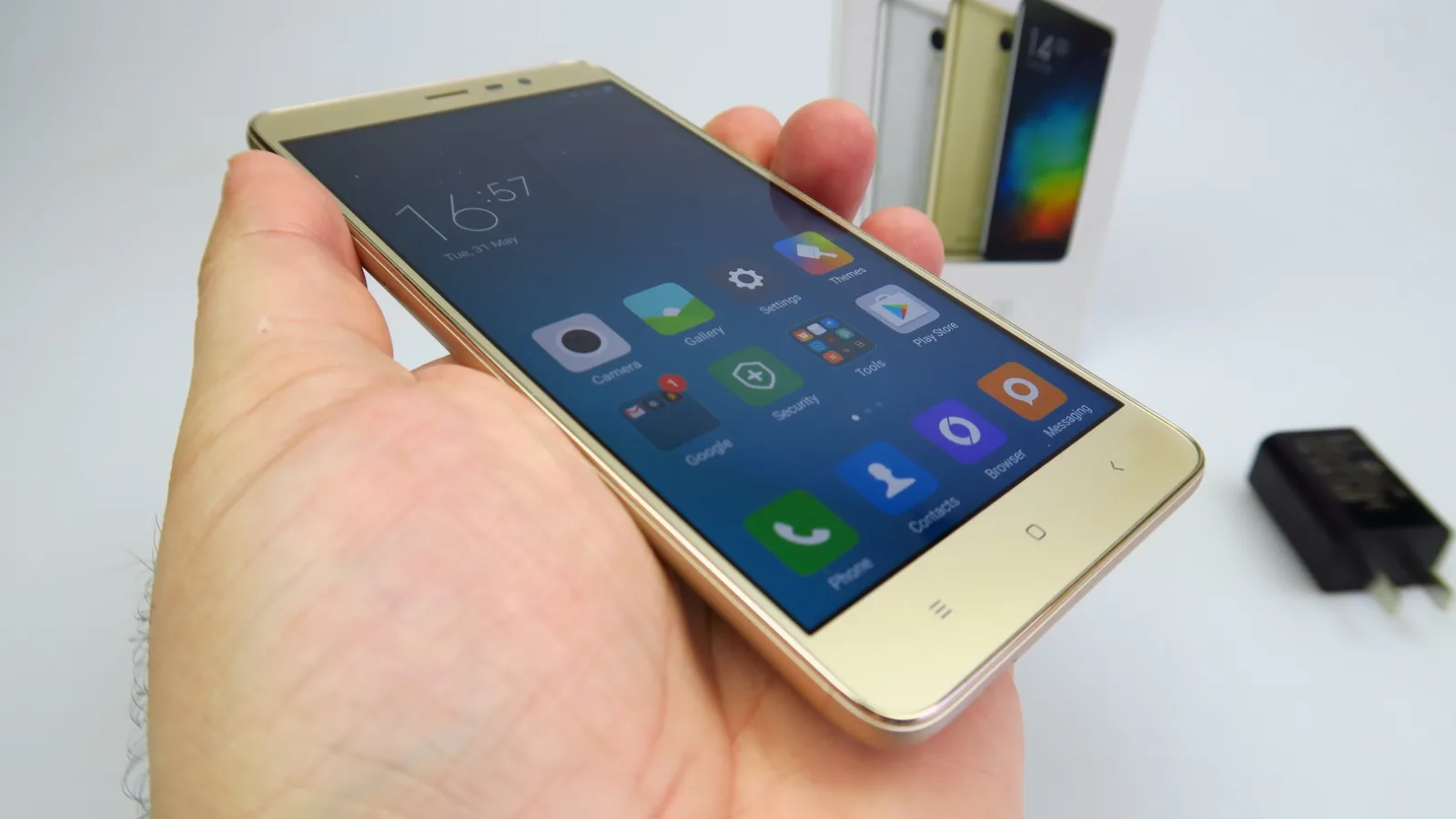 Xiaomi Redmi Note 3 Pro Unboxing: phablet cu 3 GB RAM şi preţ accesibil scos din cutie, cu o baterie generoasă la pachet (Video)