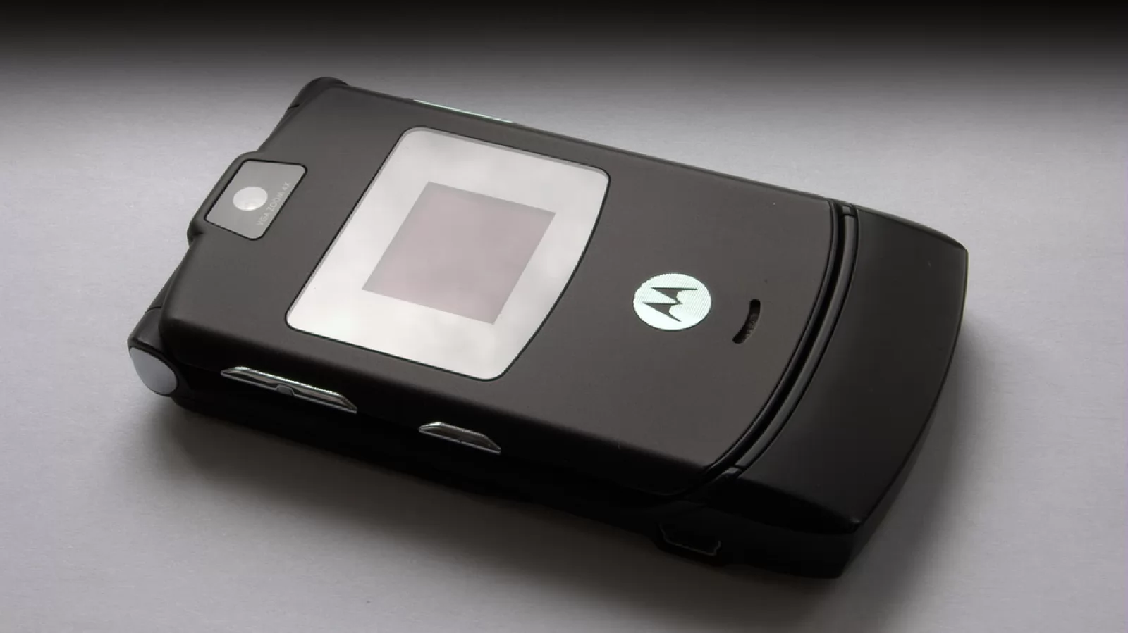 Motorola neagă revenirea la modelul cu clapetă RAZR, în ciuda teaserului recent