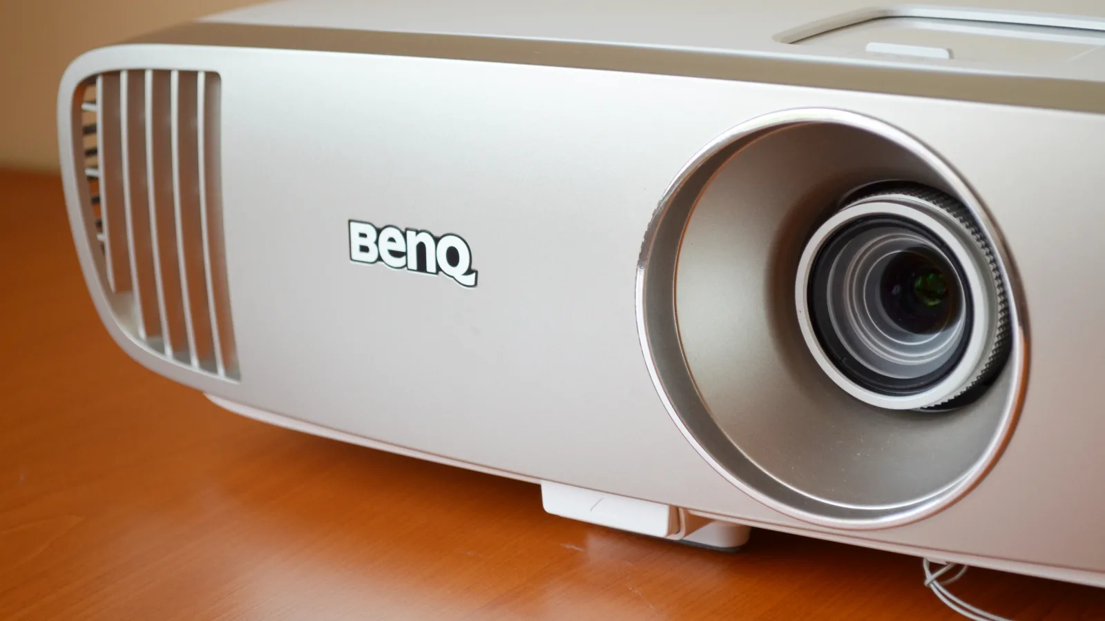 Review BENQ W2000 - proiectorul ce aduce experiența EURO acasă!