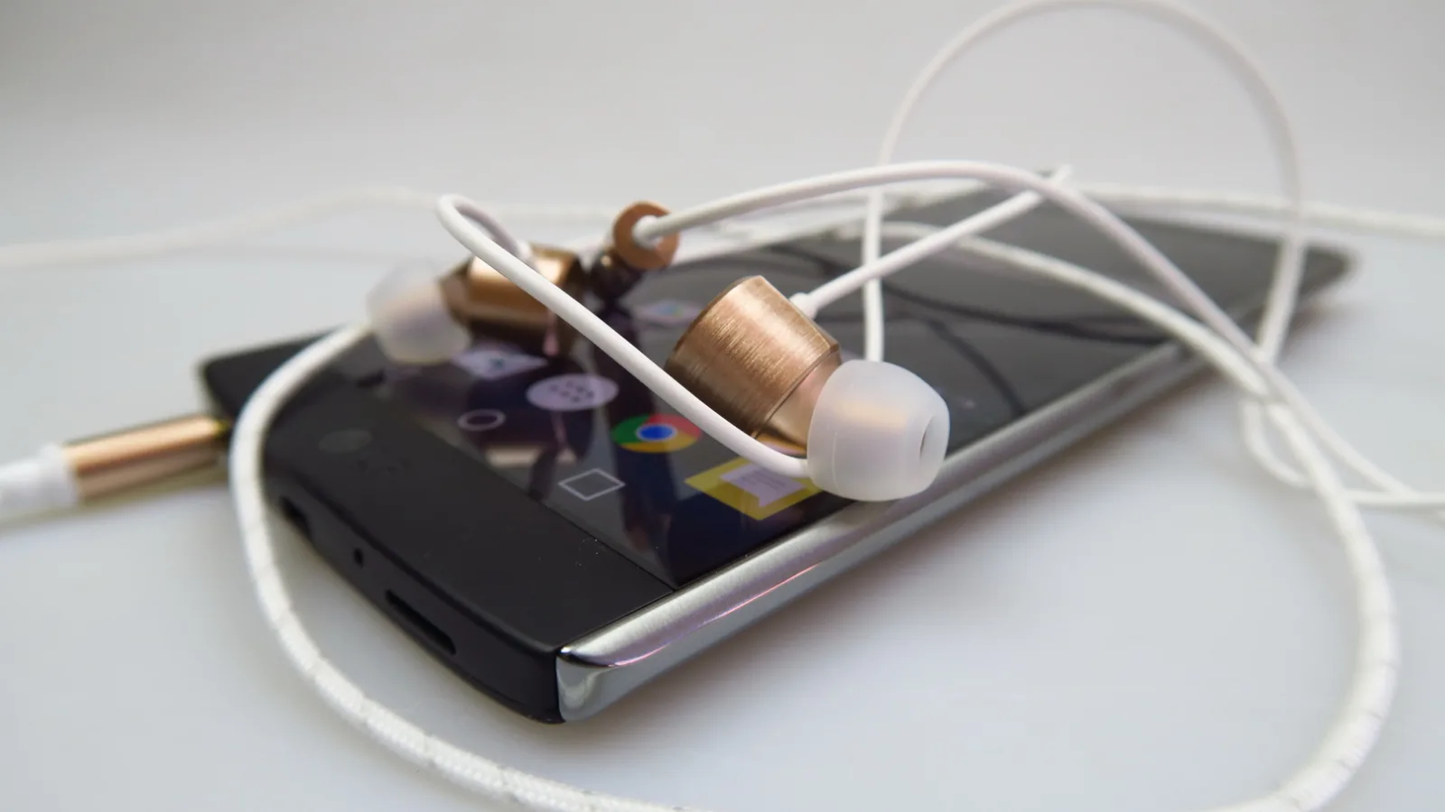 LG V10: Multimedia HiFi, cu căşti şi amplificator de vis