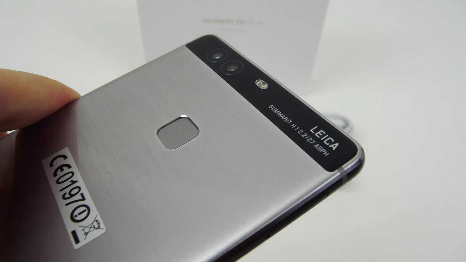 Huawei P9 Plus Unboxing: scoatem din cutie varianta cu 3D Touch şi ecran Super AMOLED a lui P9 (Video)