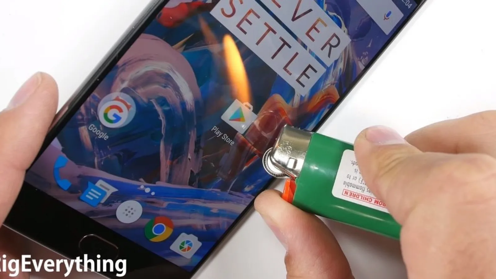 OnePlus 3 trece prin testele obişnuite de tortură: zgâriat, ars şi îndoit (Video)
