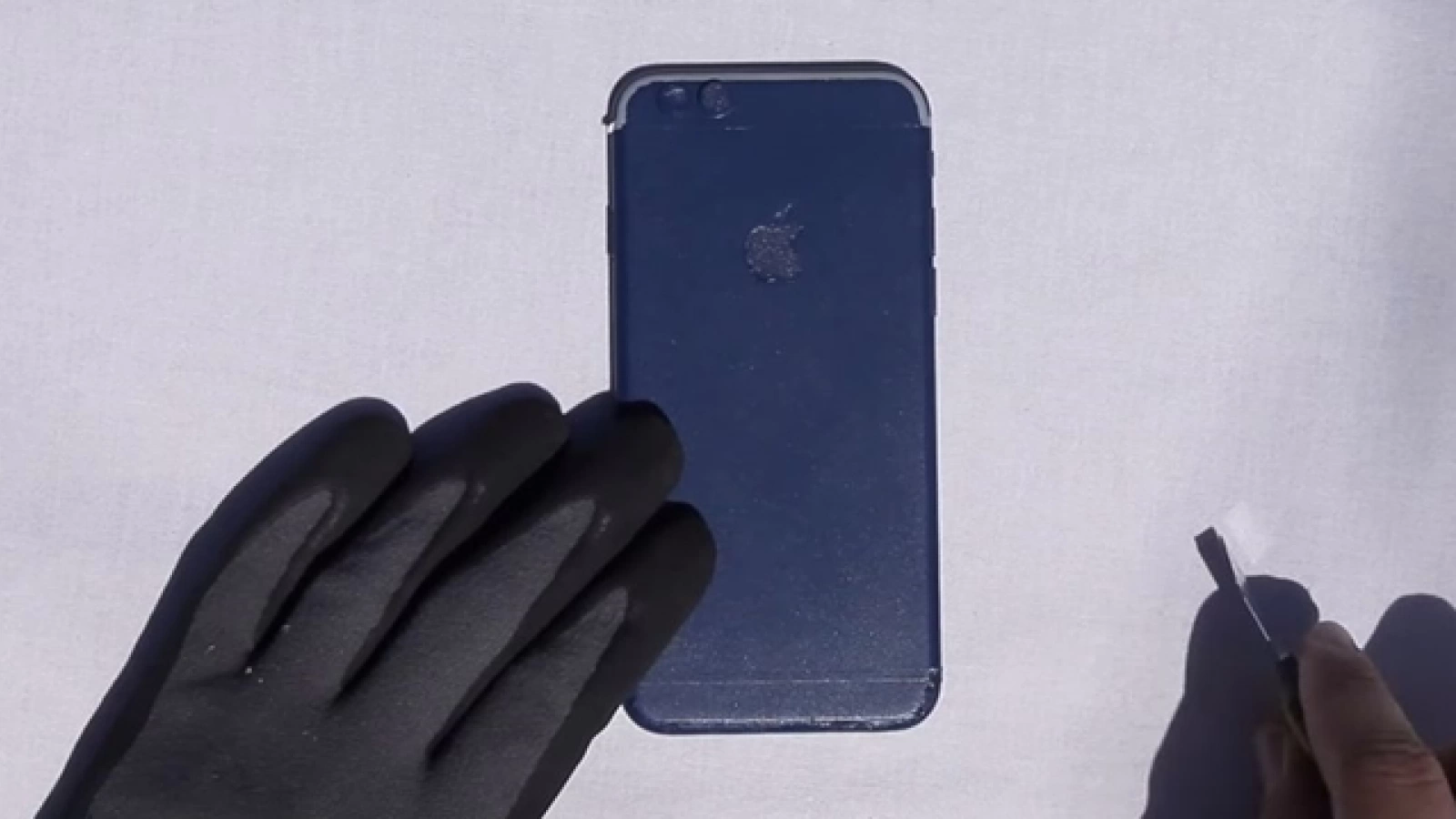 Iată cum se transformă un iPhone 6s într-un iPhone 7 printr-un experiment de prelucrare metalică în Ungaria (Video)