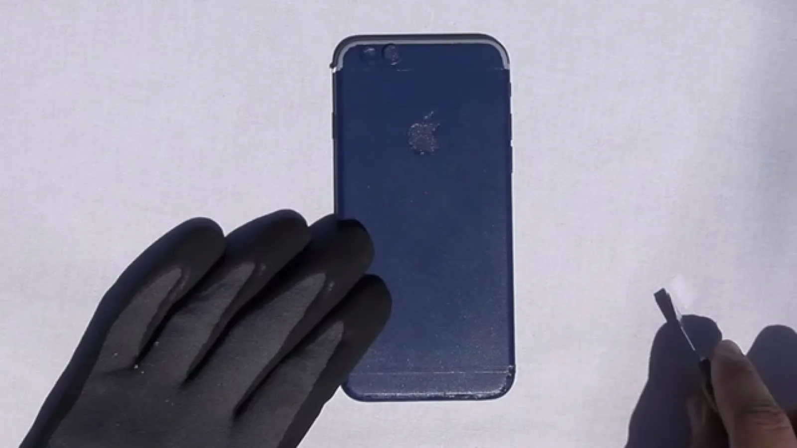 Iată cum se transformă un iPhone 6s într-un iPhone 7 printr-un experiment de prelucrare metalică în Ungaria (Video)