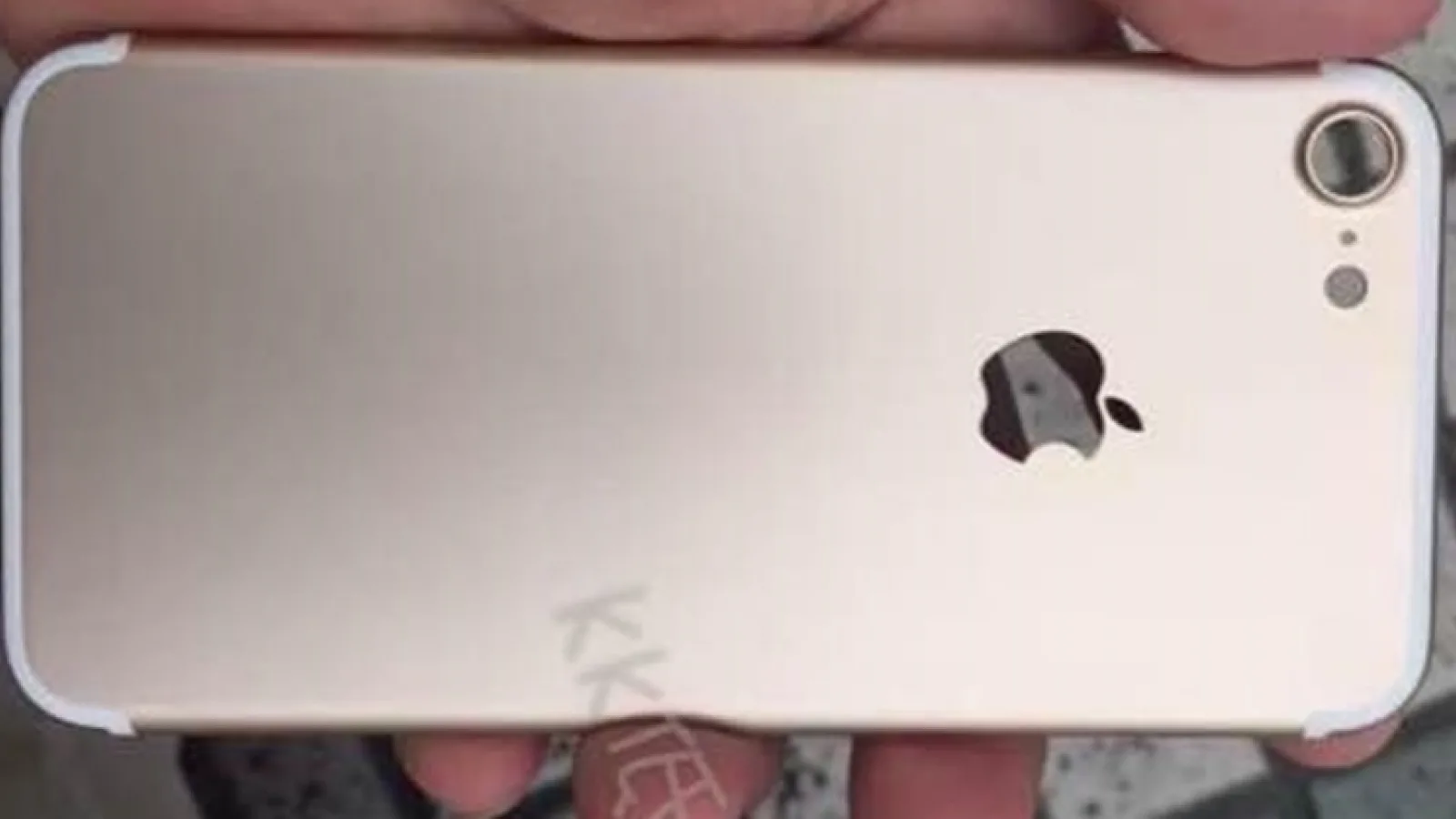 O nouă imagine cu spatele lui iPhone 7 apare pe web, indicând schimbări faţă de spatele lui iPhone 6S