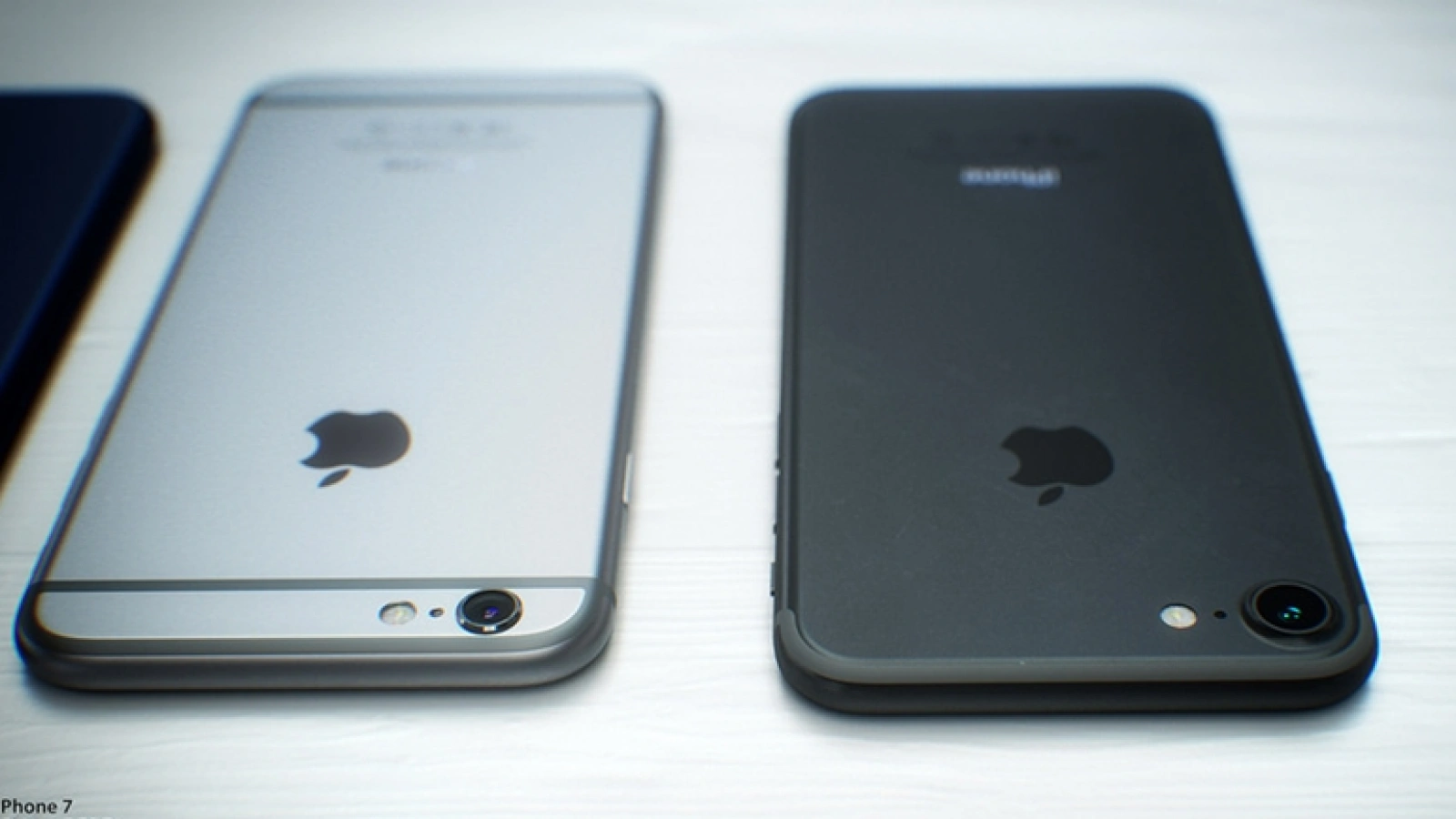 Butonul Silent de pe iPhone 7 e fotografiat, confirmă o nuanţă mai închisă de culoare pentru noul handset