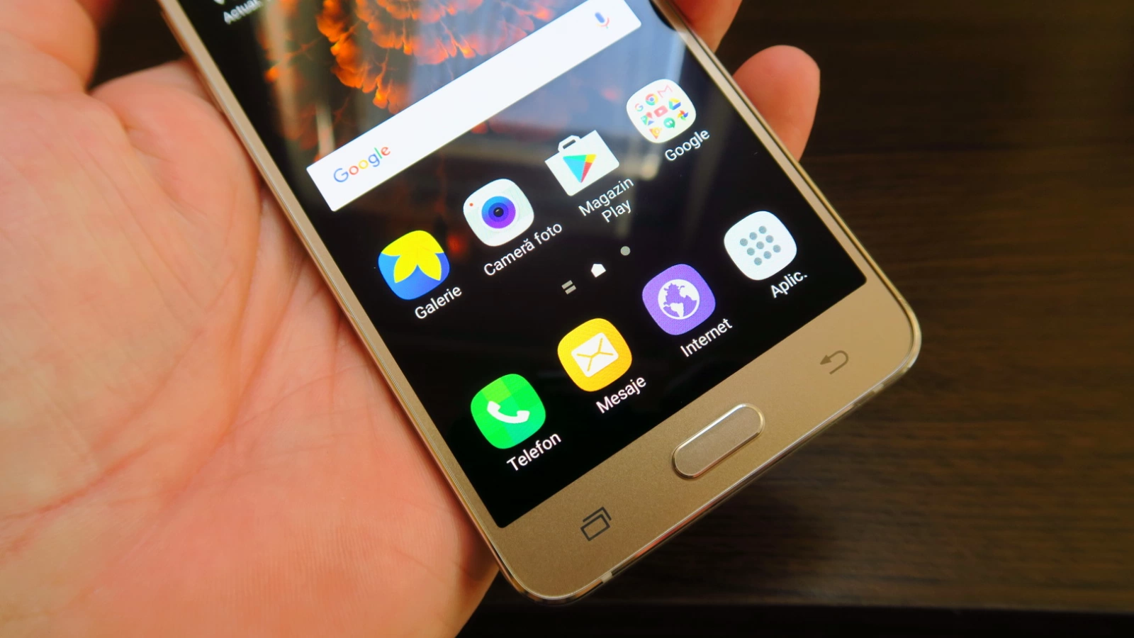 Samsung Galaxy J5 (2016): Design funcţional, solid, comod