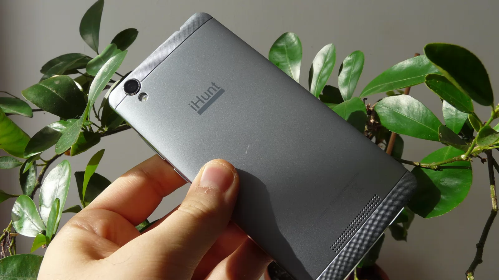 Concurs iHunt Freedom: iată regulile pentru a câştiga handsetul cu design industrial deosebit