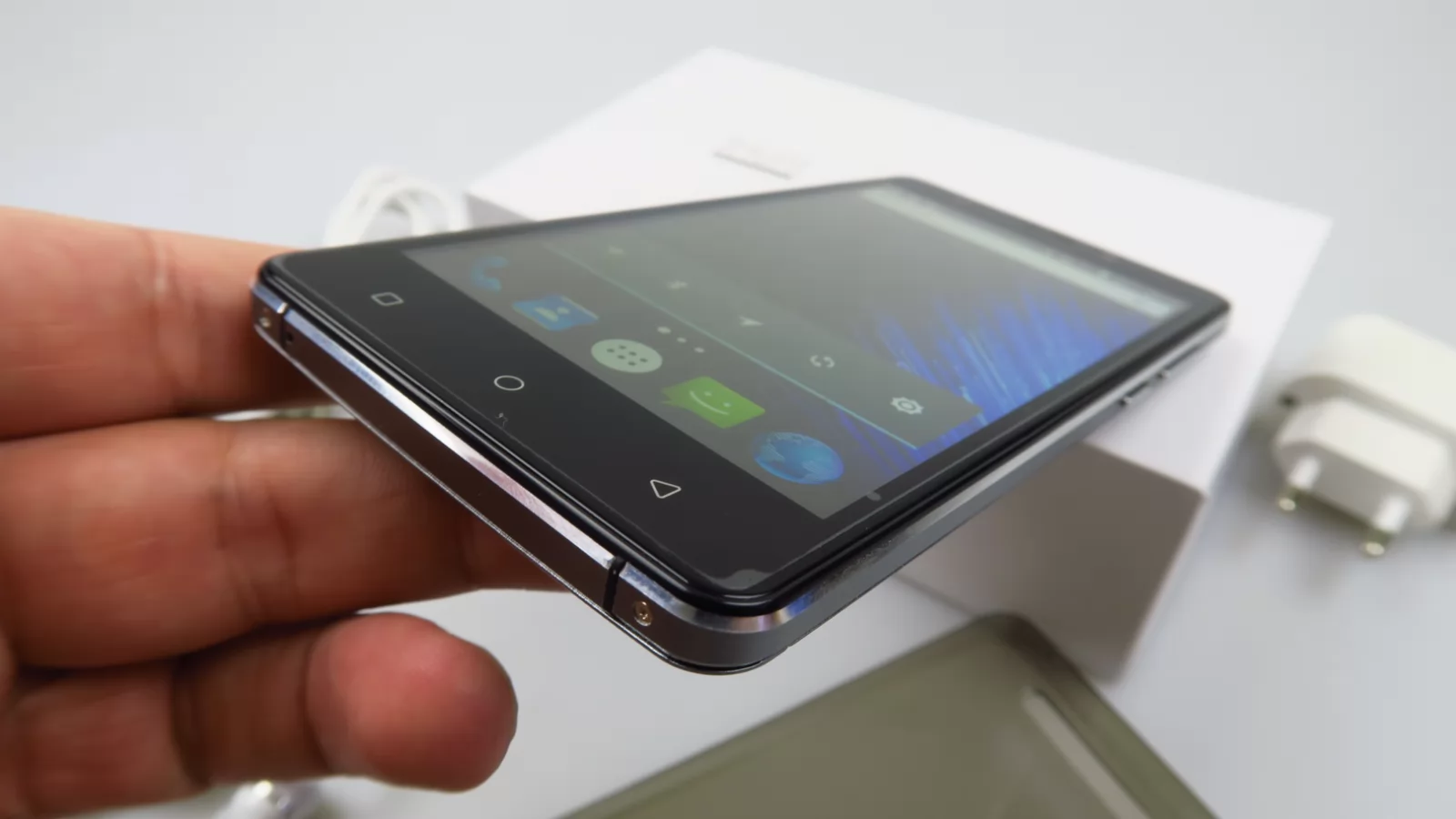 iHunt Freedom Unboxing: telefon de buget cu ramă metalică solidă, husă la pachet (Video)