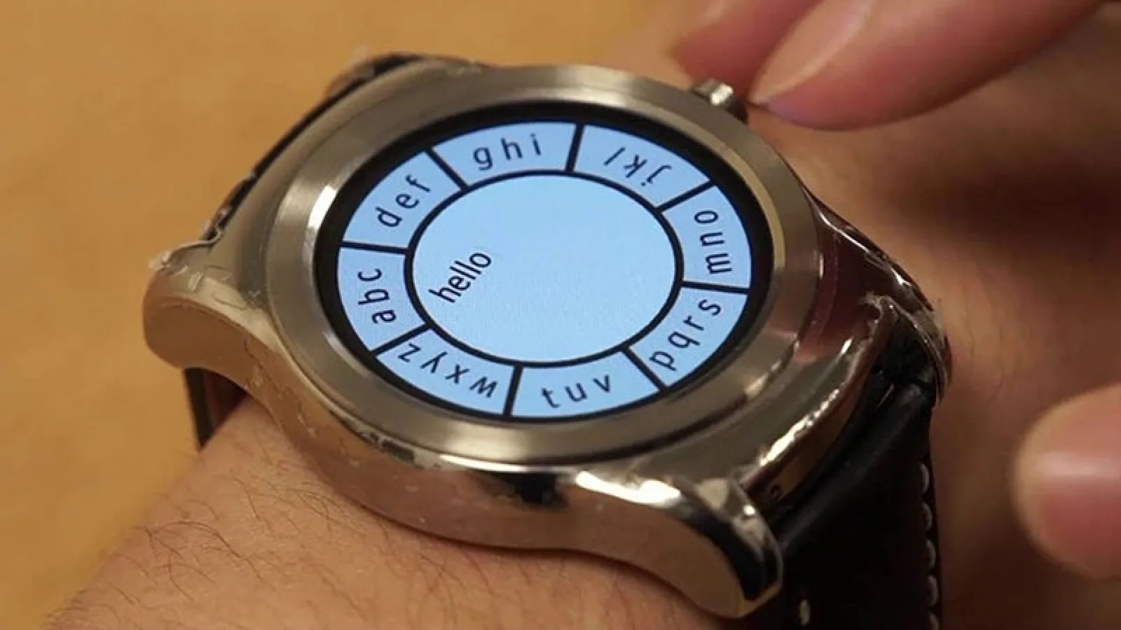 Cercetătorii din Marea Britanie au creat noi modalităţi de interacţiune şi input pentru smartwatchurile cu Android Wear (Video)