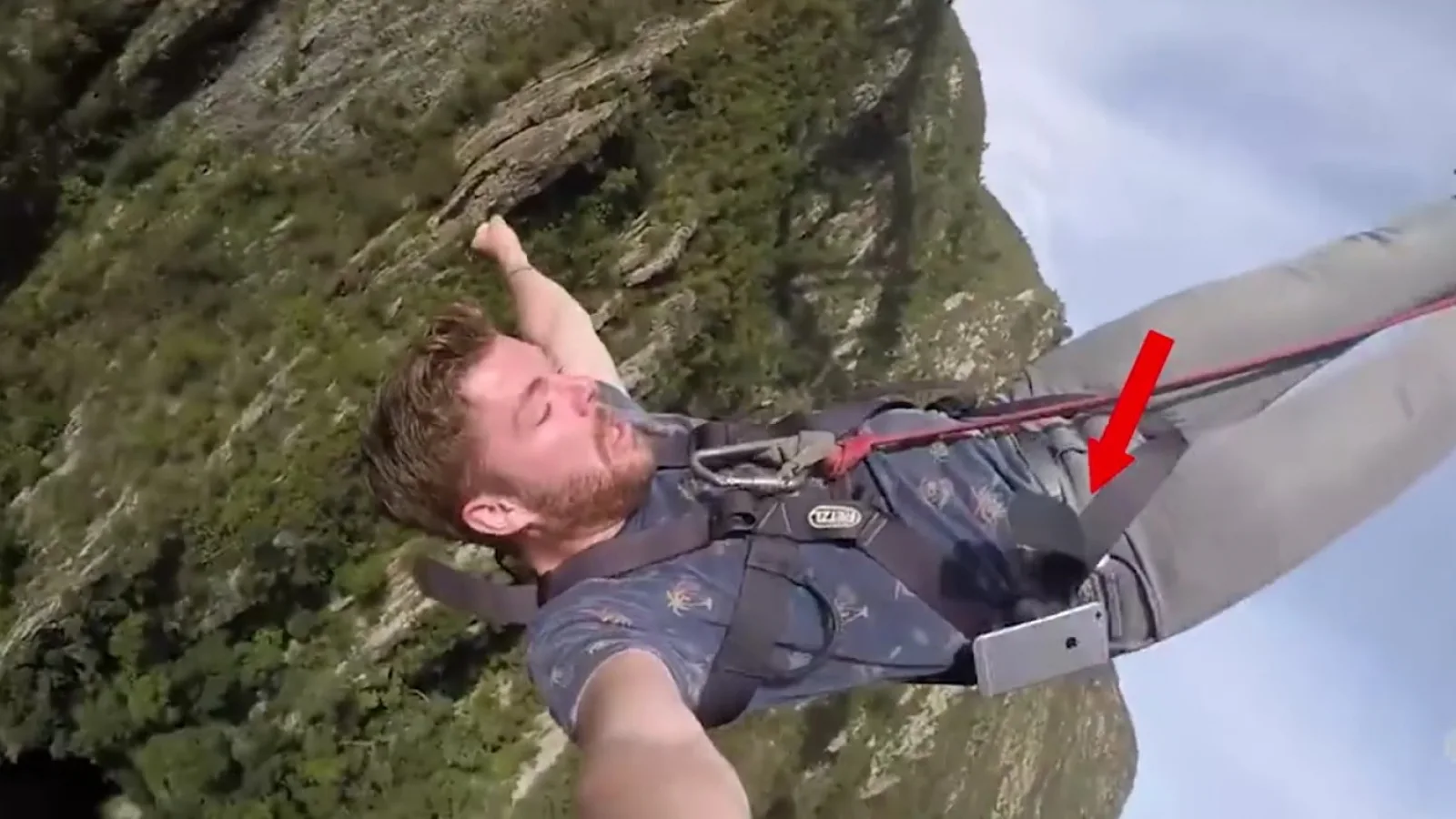 Cum să îţi pierzi telefonul ca idiotul în vacanţă: prin bungee jumping cu el în buzunar...! (Video)