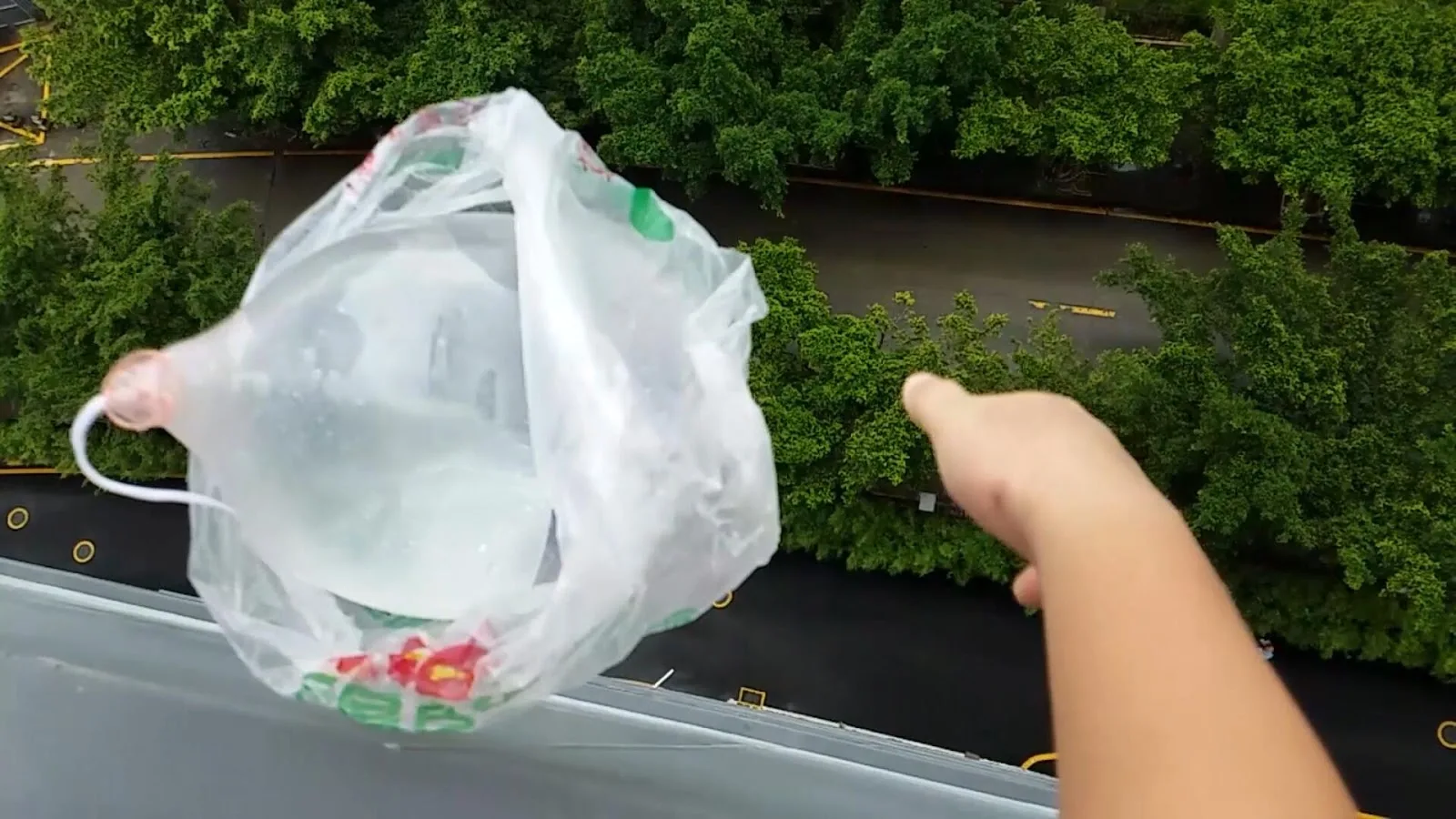 Teste sau şotii de vacanţă? Telefonul Ulefone Metal e aruncat de la 30 de metri înălţime într-un balon plin cu apă; Iată rezultatul! (Video)