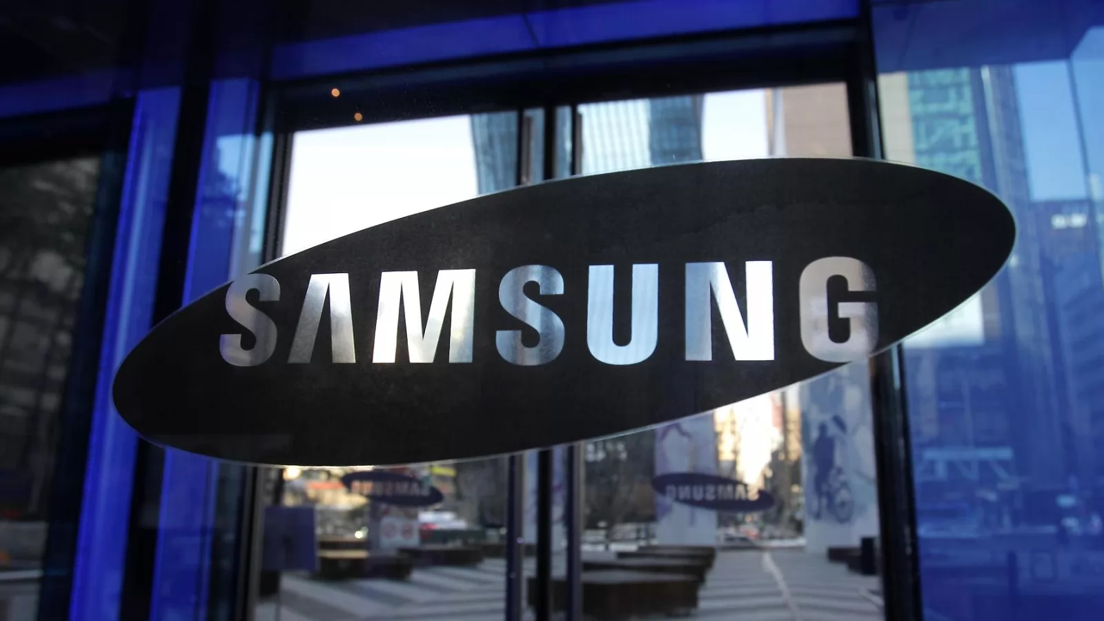 Scandalul cu bateriile explozive de pe Galaxy Note 7 ar putea costa Samsung 1 miliard de dolari