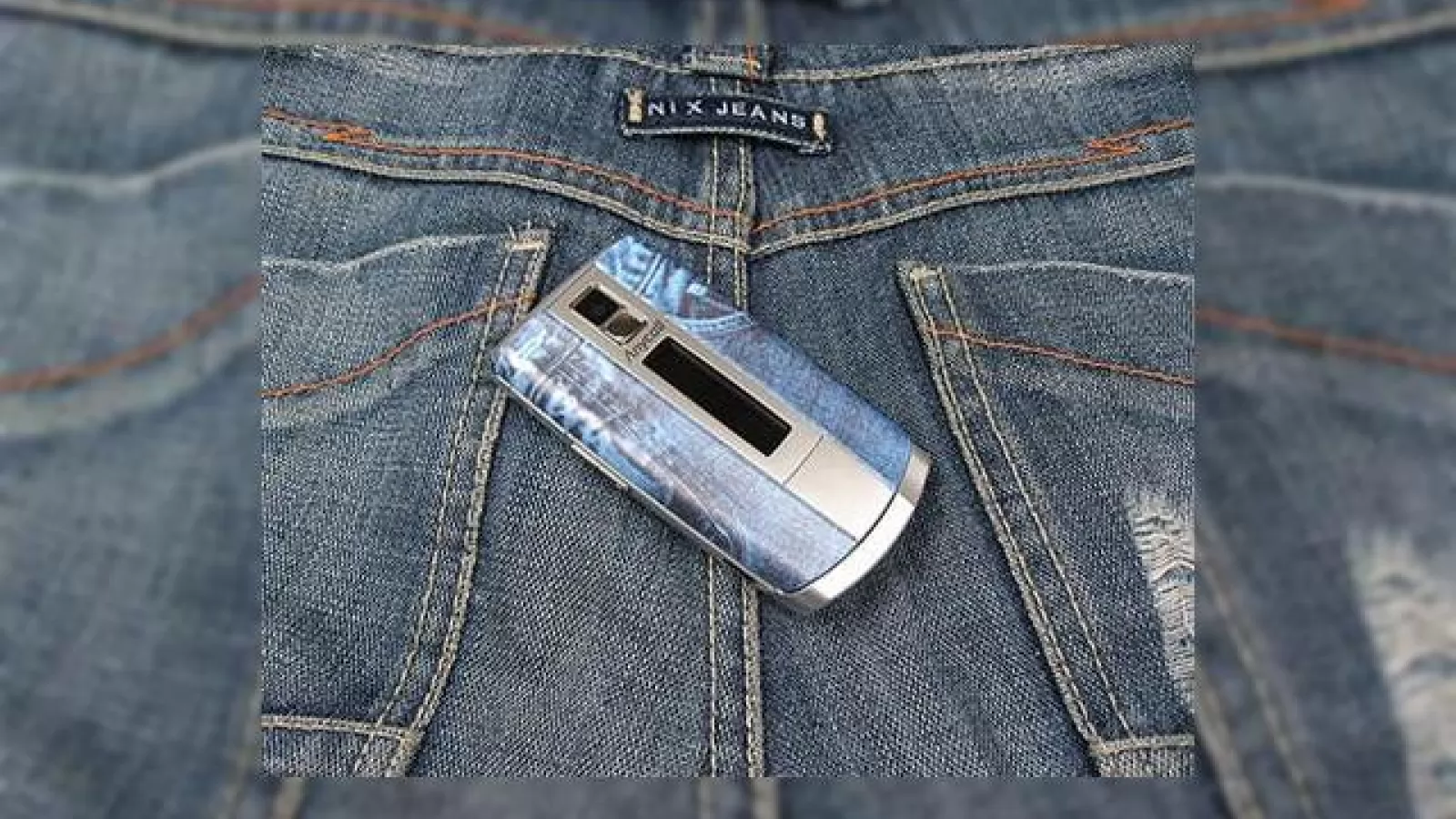 Samsung prezinta terminalul 3G SGH-Z248 in culoarea "jeans"