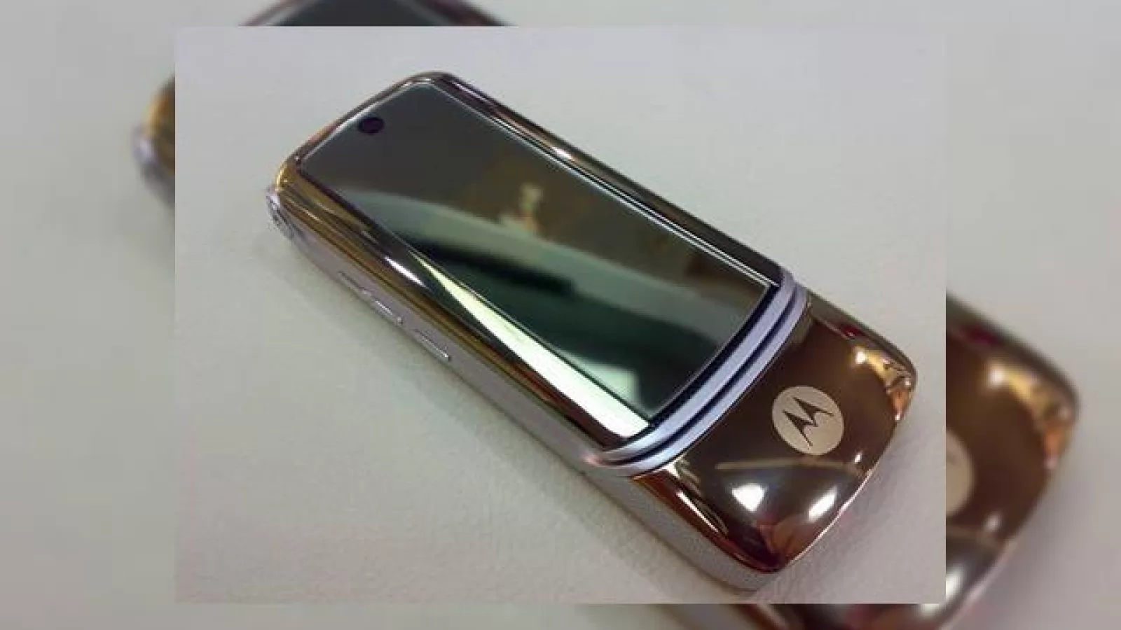 MOTOKRZR K1 varianta auriu-sampanie este disponibil
