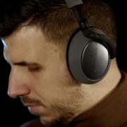 Bowers & Wilkins PX7 Review: Căștile wireless cu ANC și un sunet imersiv, inspirate din cele mai rapide mașini de curse din lume