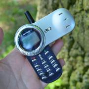 Motorola V70 RetroReview: precursorul lui Motorola Aura şi un model cu clapetă rotativă şi iluminare fascinantă (Video)