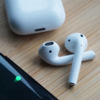 Utilizatorii Android pot folosi căști AirPods mai simplu datorită unei noi aplicații (fără root)