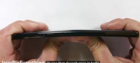 Xiaomi Mi Mix trece prin testele clasice de rezistenţă, face o impresie plăcută mai ales la cel de îndoire (Video)
