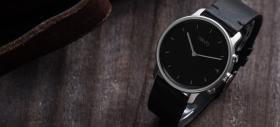 Turul Magazinelor #105: telefon pentru seniori, smartwatch elegant şi brăţară minimalistă de fitness, plus o lampă chic de citit