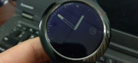 Viitorul smartwatch HTC cu Android Wear apare într-o galerie amplă de imagini, cu o curea sportivă la pachet