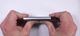 Bend test trăznit! iPhone 1 este ars, zgâriat şi aproape îndoit de JerryRigEverything (Video)