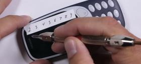 Nokia 3310 (2017) trece prin testele lui JerryRigEverything: zgâriat, ars şi îndoit, greu de ucis partea... 6