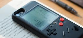 Wanle este o husă inedită de iPhone 6/6s ce are rol de consolă 8-bit portabilă; costă 16 dolari și puteți juca Tetris