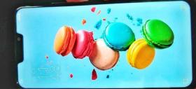 ASUS ZenFone 5 apare într-o fotografie reală; Decupajul din ecran este la posturi