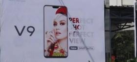 Vivo V9 este încă un telefon cu decupaj frontal, apare pe panouri publicitare în Indonezia