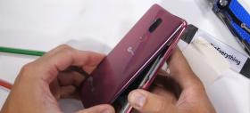 LG G7 ThinQ este disecat de JerryRigEveryThing şi aflăm cât de greu de reparat e (Video)