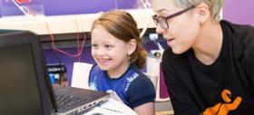 Copiii învaţă să programeze în cadrul SuperCoders, iniţiativa Orange România