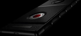 RED îşi cere scuze pentru întârzierea telefonului Hydrogen One; Clienții care au precomandat varianta din titaniu primesc un cadou generos