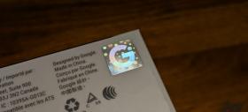 Google pune stickere cu garanţia de "Original" pe produsele sale hardware