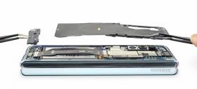 Samsung Galaxy Fold primeşte o disecţie iFixit, care îi dezvăluie neajunsurile; Iată şi cât greu de reparat e terminalul