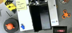 Samsung Galaxy Fold face twerking în faţa camerei: îndoit de 100.000 de ori şi tot rezistă... oarecum (Video)