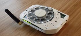 Cineva a creat un telefon cu disc rotativ şi antenă la vedere, un Rotary Cellphone care te scapă de stres