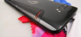 ASUS ROG Phone II: Design stilizat, cu irizaţii, materiale premium, dar masiv
