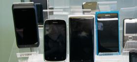 Prototipul lui Nokia Lumia 900 avea un display curbat, descoperit Într-un tur al fabricilor Nokia