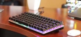 E LUNI e AMAZON: Azi vă recomandăm o tastatură mecanică compactă de gaming - Ajazz AK33 cu iluminare RGB 