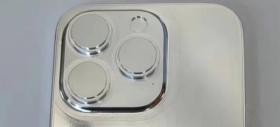 O nouă machetă de iPhone 14 Pro Max apare fotografiată; Vedem de această dată și panoul spate, cu modul de cameră generos