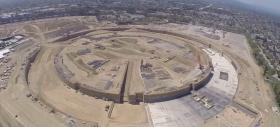 Iată cum evoluează construcția campusului "OZN" Apple, prin ochii unei drone (Video)