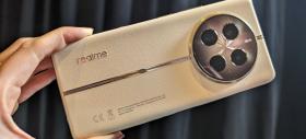 Când se lansează realme 12 Pro+? Avem și fotografii hands-on cu variantele pe albastru și bej/auriu