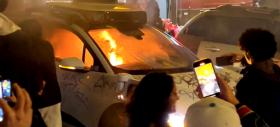 Om versus maşină: un taxi autonom a fost incendiat în San Francisco (Video)