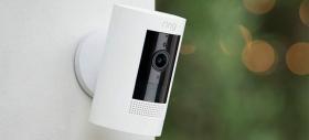 E LUNI e AMAZON: camera de supraveghere Ring Stick Up Cam Battery, HD 1080p, compatibilă Alexa