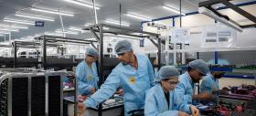 Foxconn retrage sute de ingineri chinezi din India, afectând planurile Apple de extindere a producției; Tensiunile logistice ar putea încetini producția iPhone 17